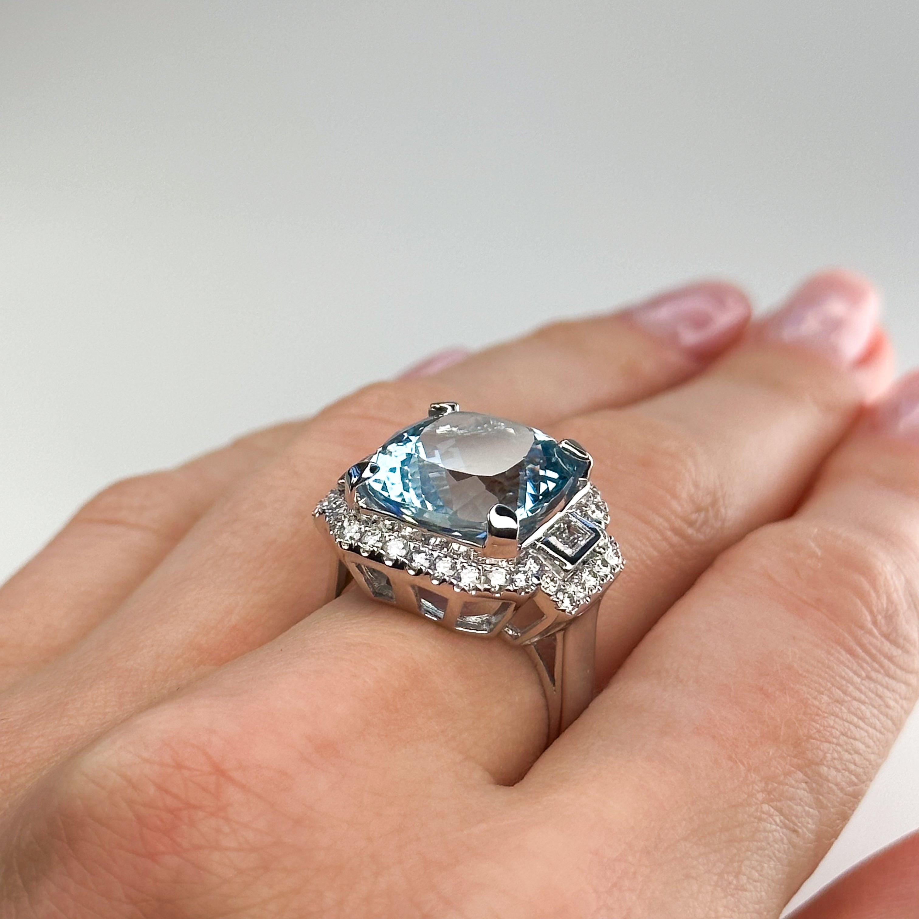 10.19ct Aquamarine Centre Stone Set in Gold