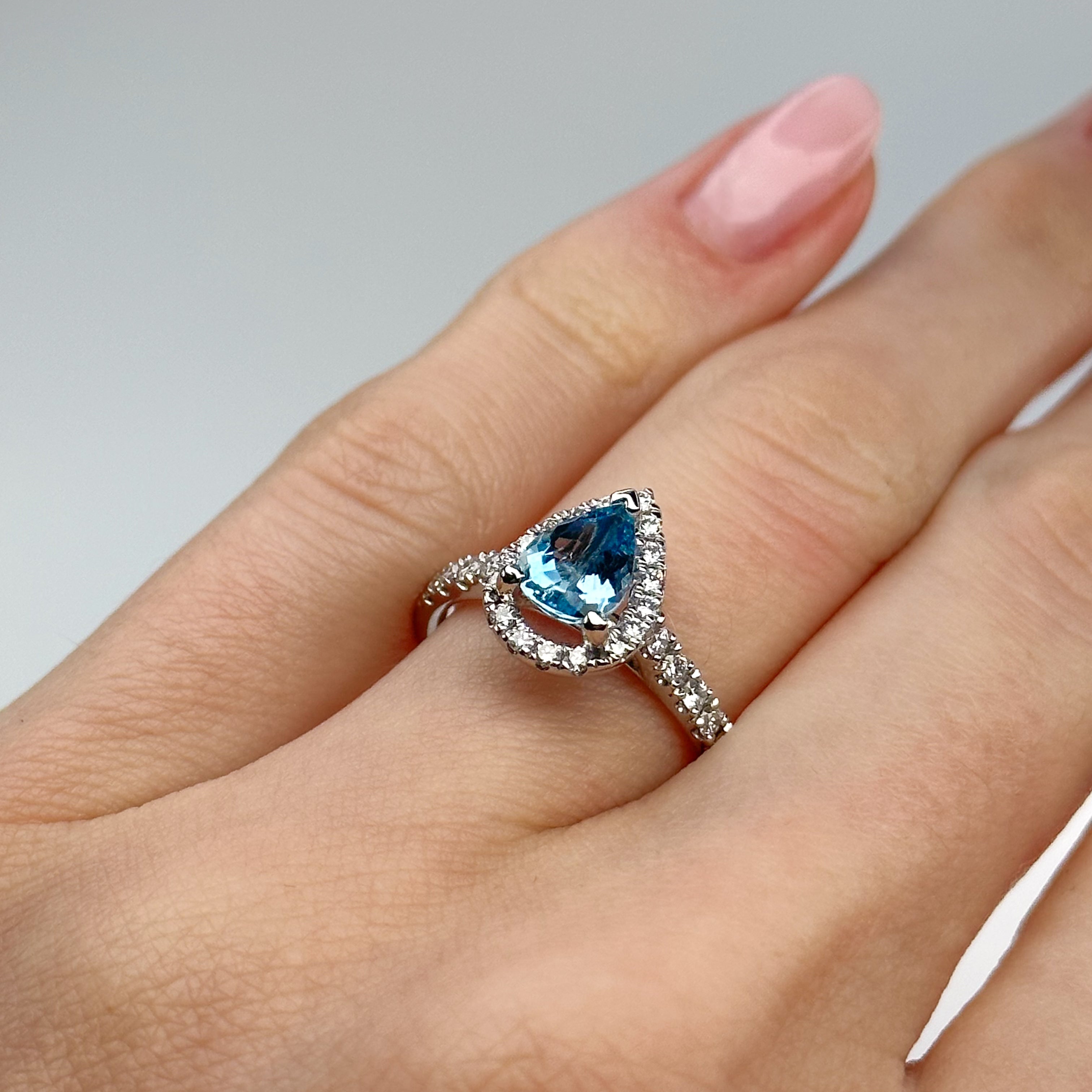 1.03ct Pear Shape Aquamarine Centre Stone Set in Gold