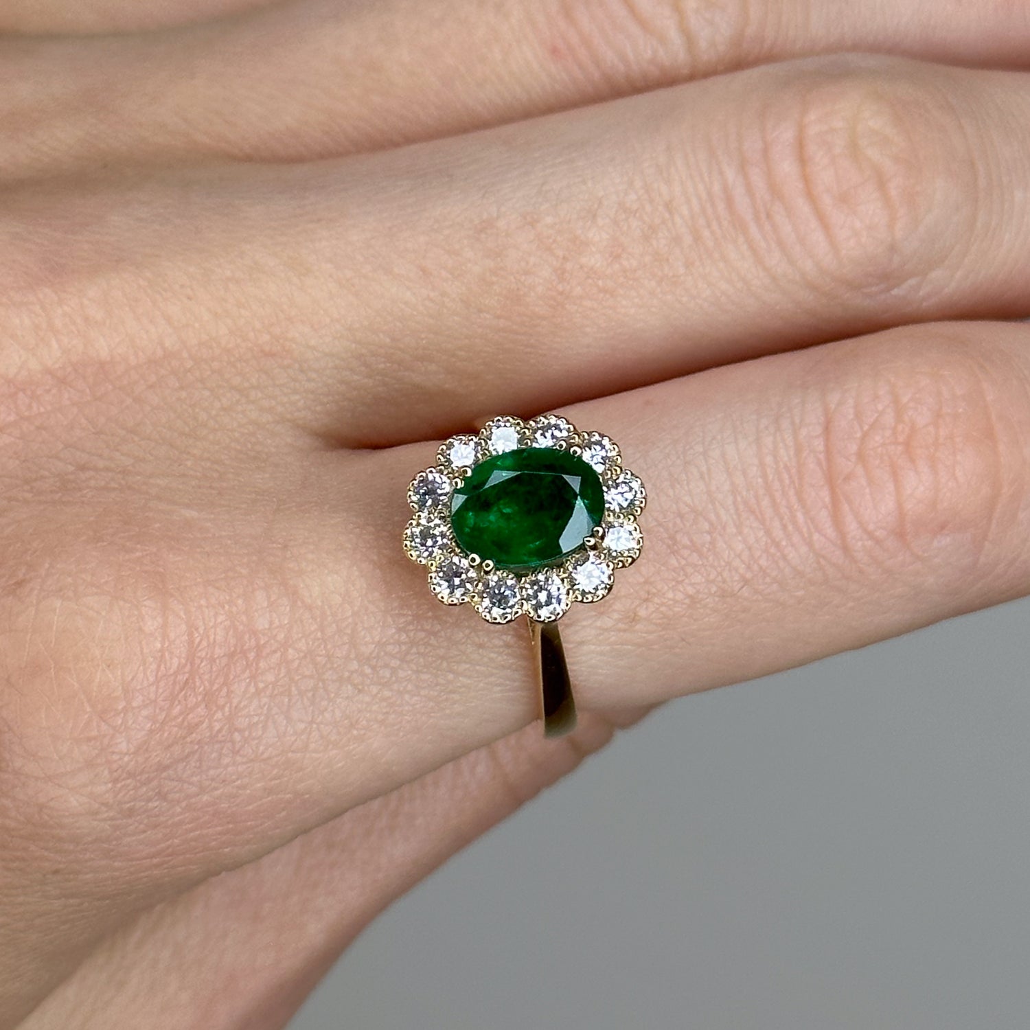 1.50ct Emerald ring with Diamonds in Yellow Gold