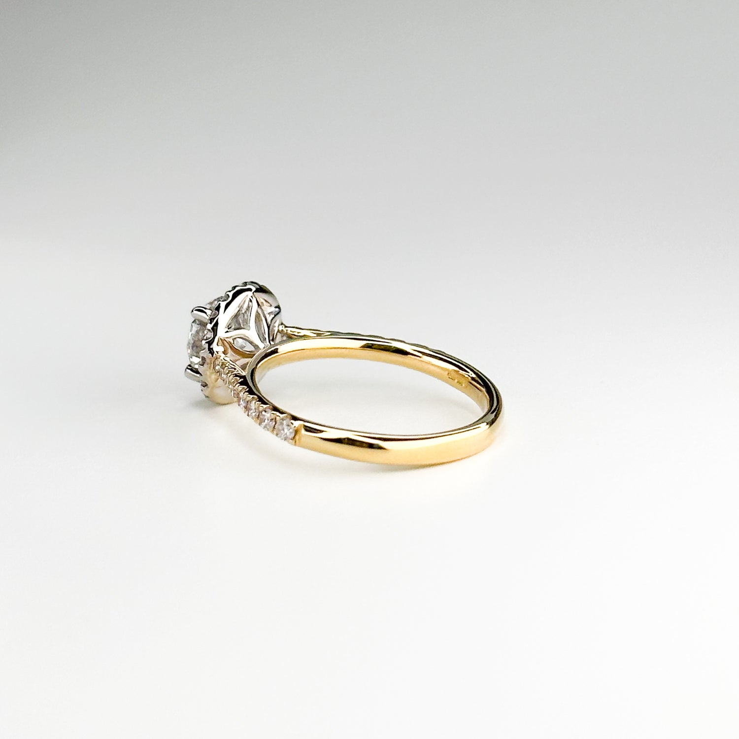 1.02ct  Round Cut Diamond Ring in Yellow Gold