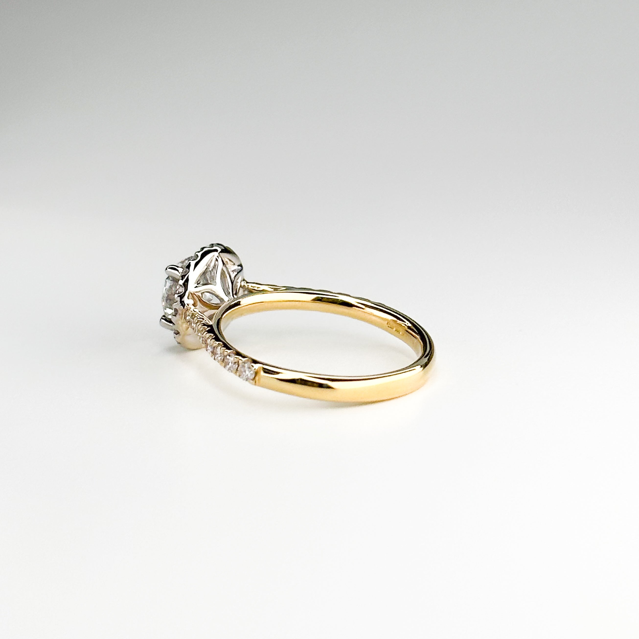 1.02ct  Round Cut Diamond Ring in Yellow Gold