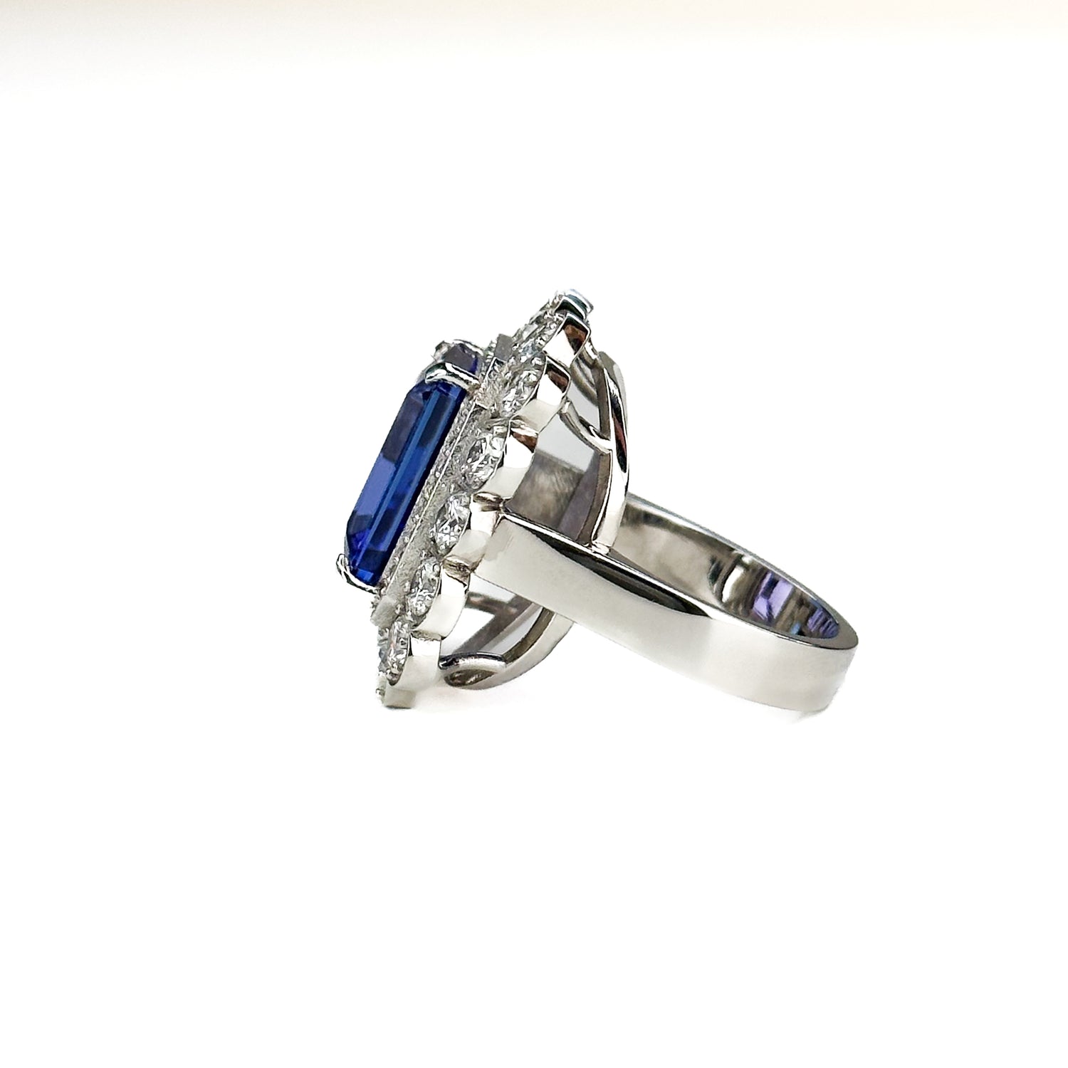 9.20ct Tanzanite and Diamonds Ring