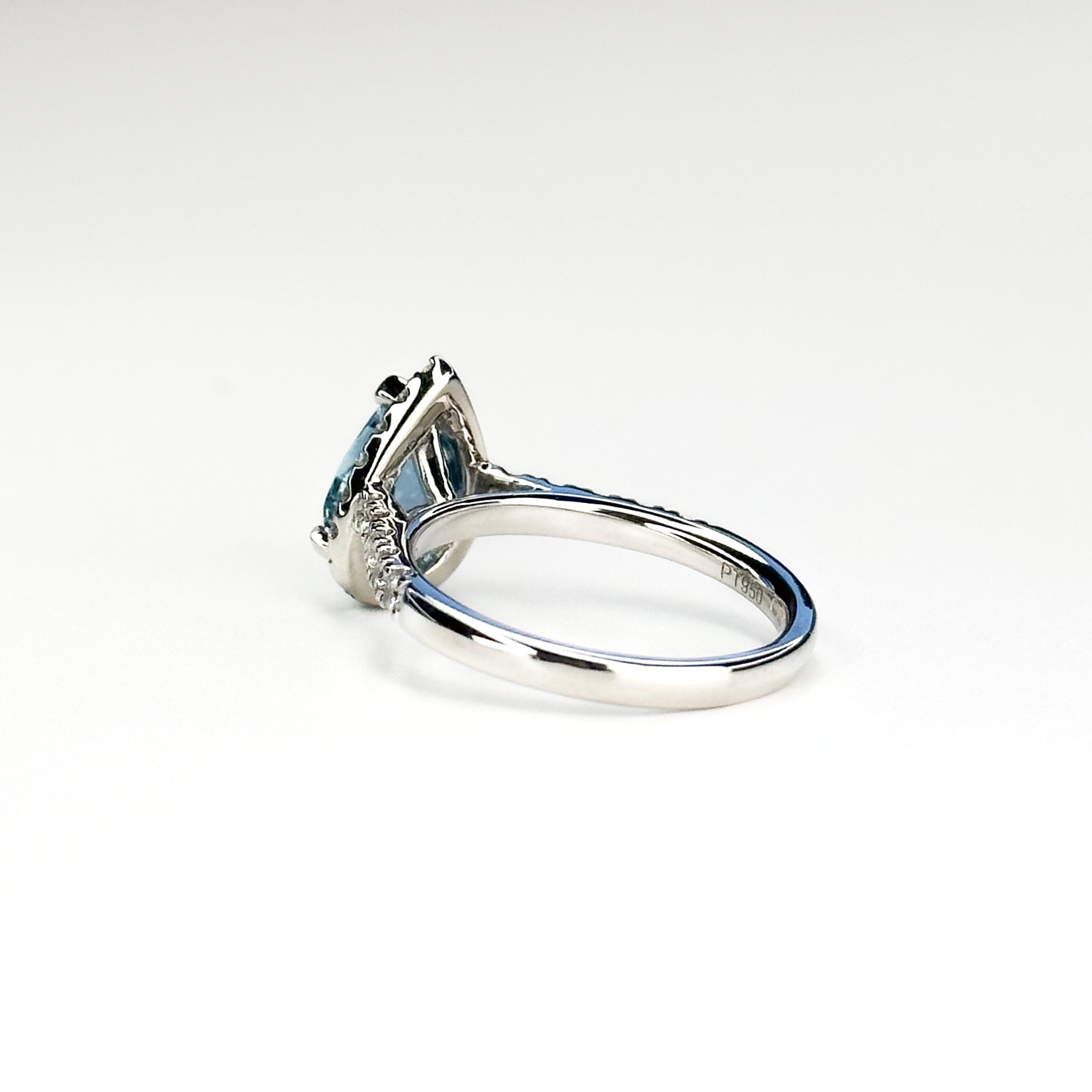 1.03ct Pear Shape Aquamarine Centre Stone Set in Gold