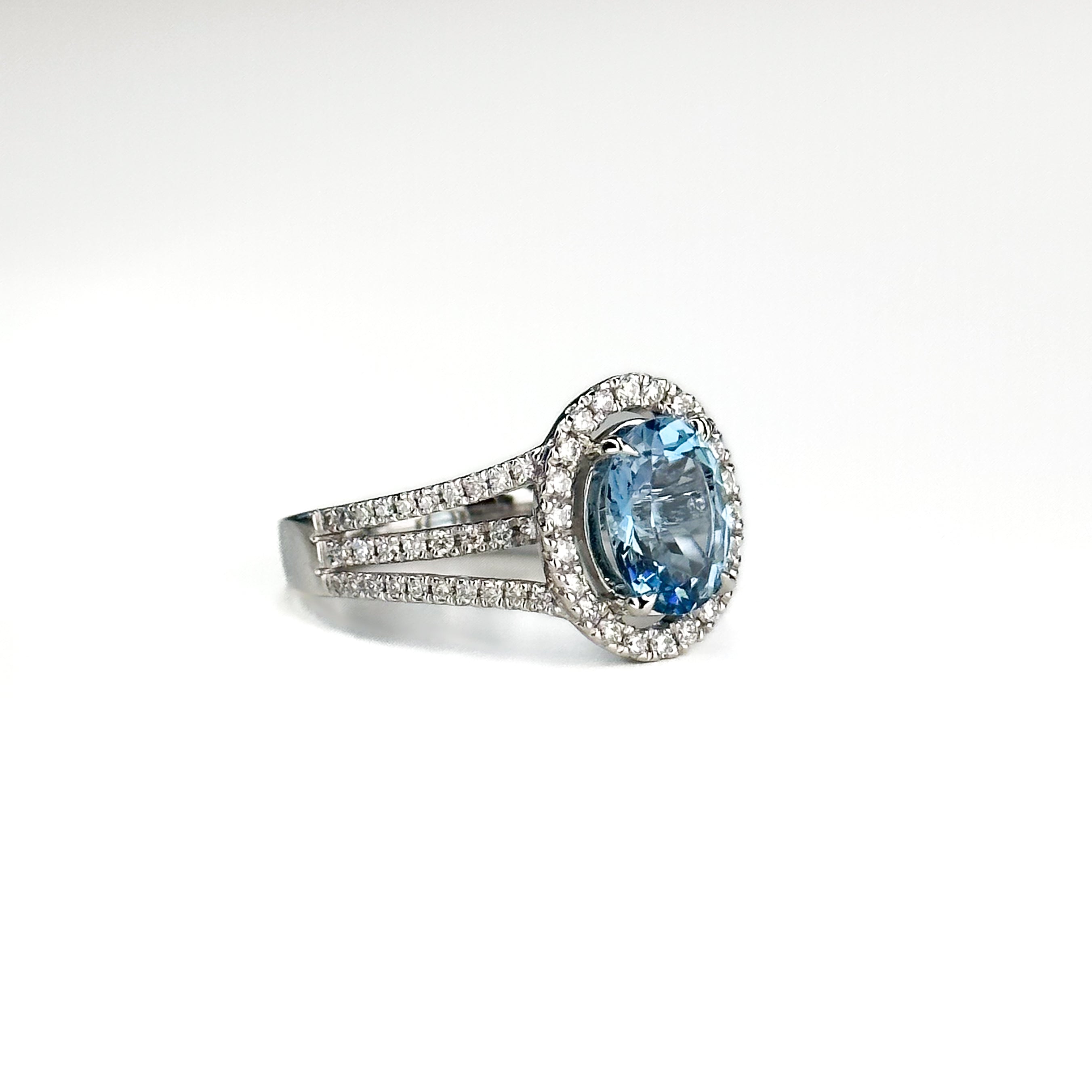 1.70ct Oval Shape Aquamarine Centre Stone Set in Gold