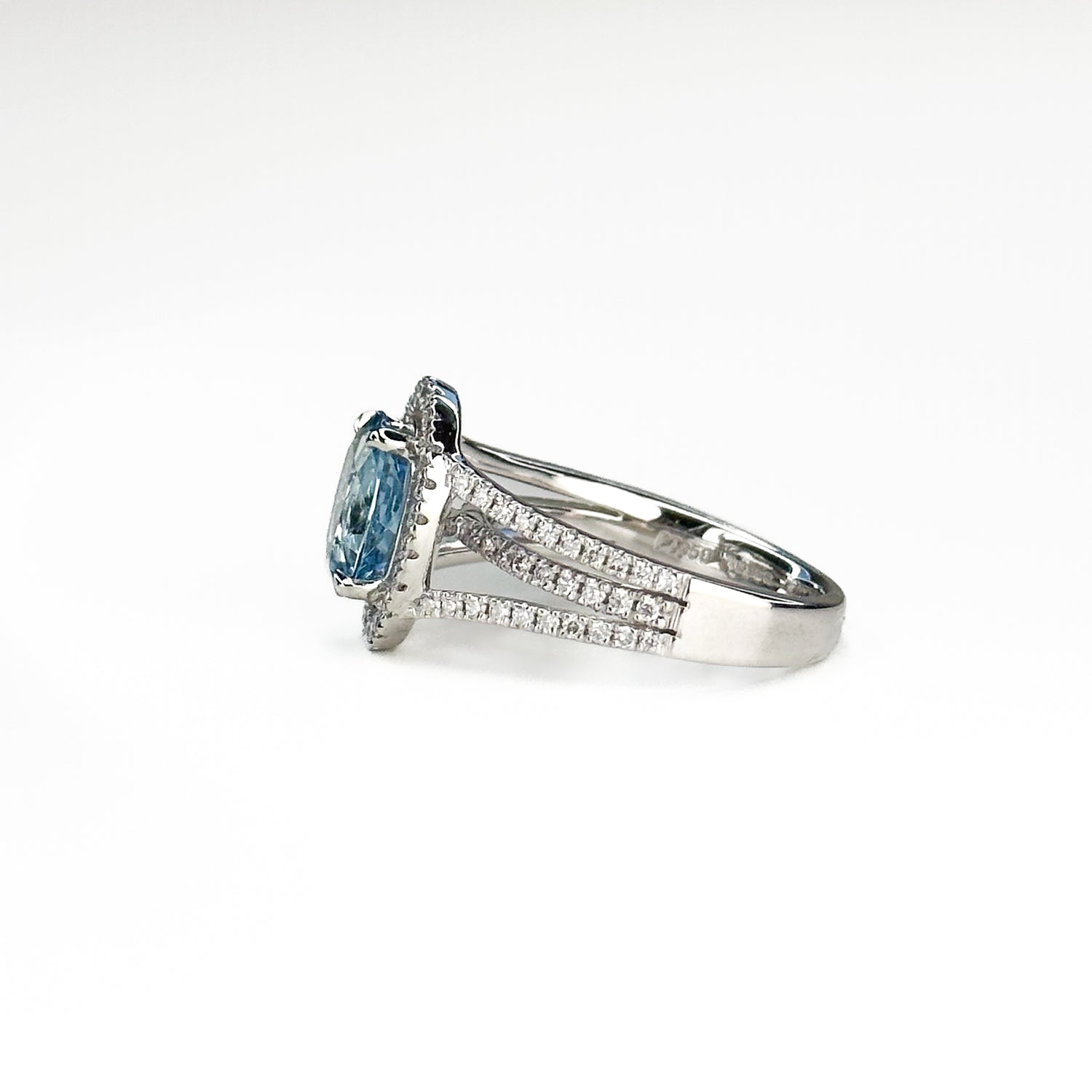 1.70ct Oval Shape Aquamarine Centre Stone Set in Gold