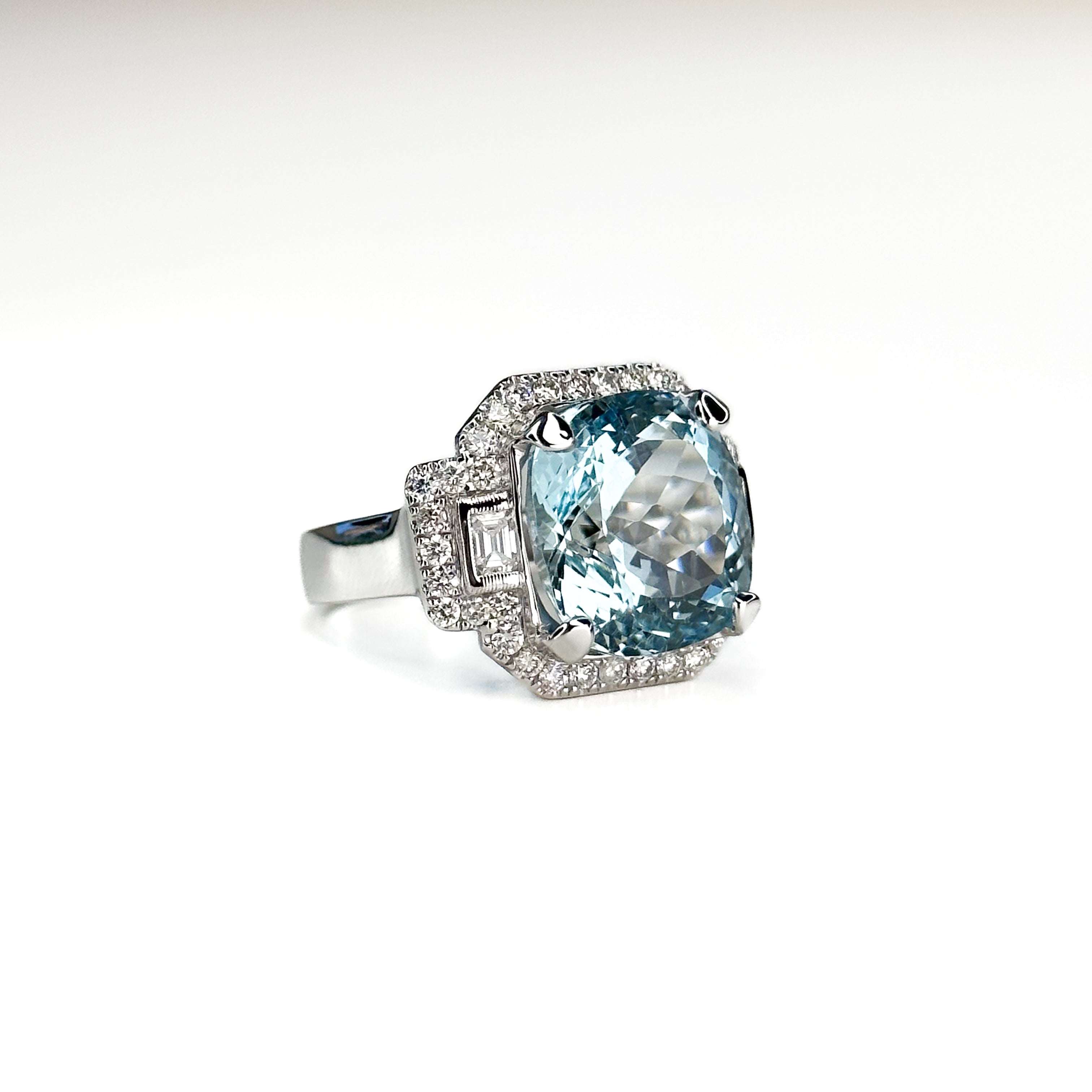 10.19ct Aquamarine Centre Stone Set in Gold