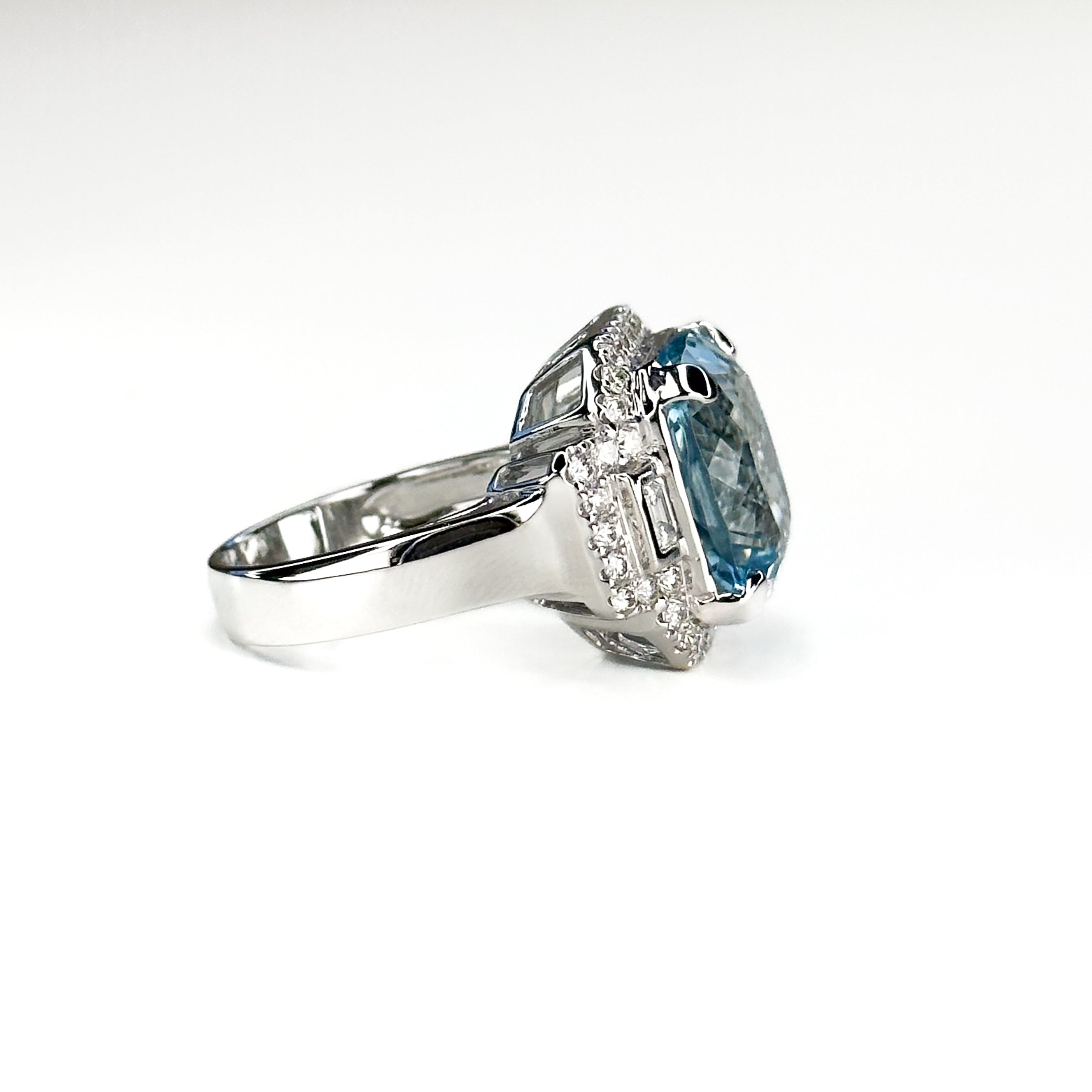 10.19ct Aquamarine Centre Stone Set in Gold