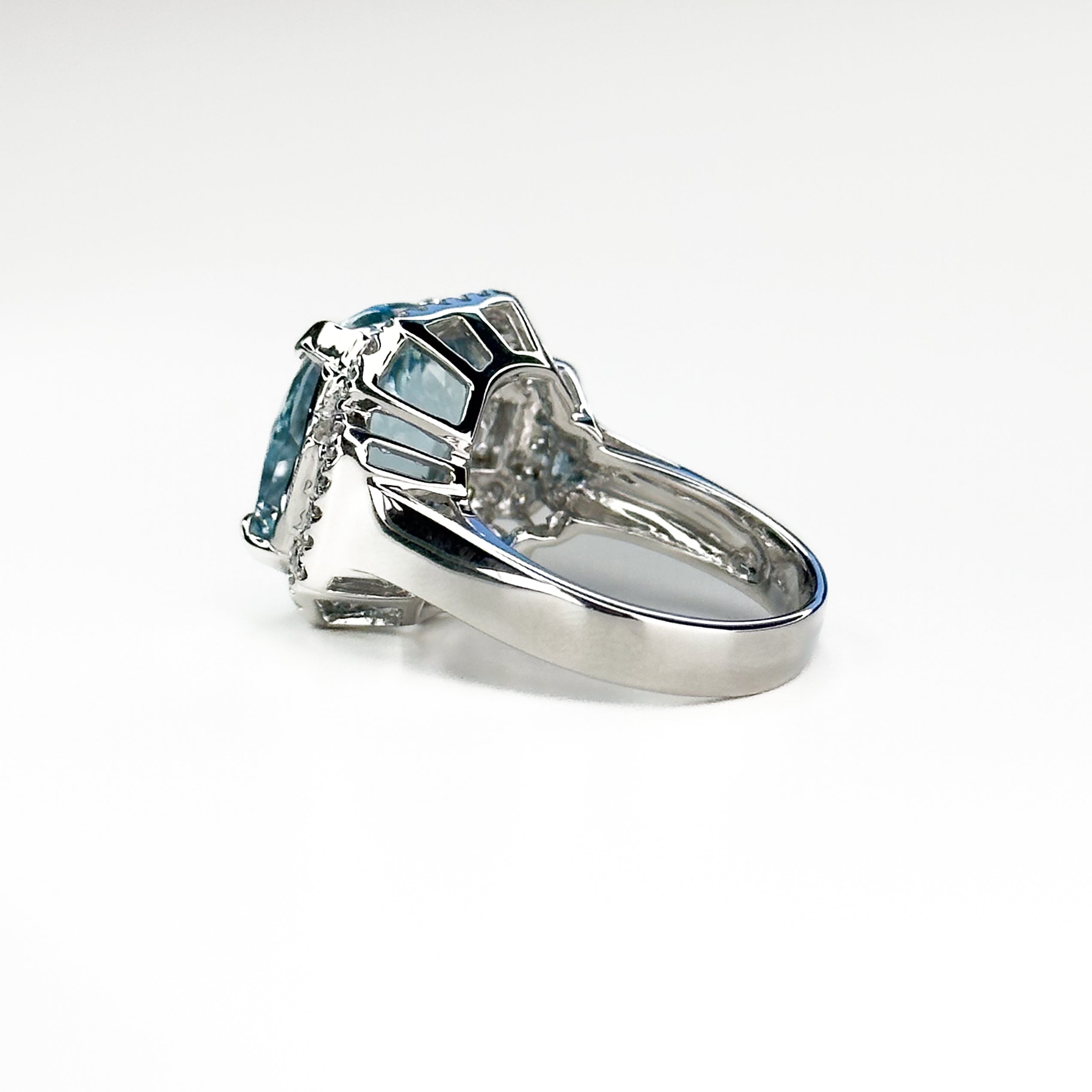 10.19ct Aquamarine Centre Stone Set in Gold