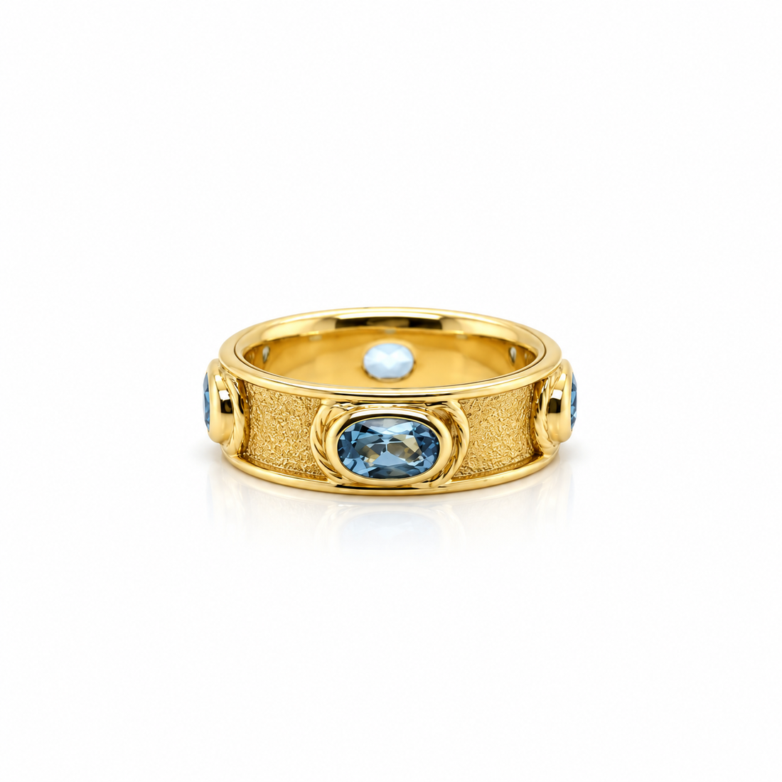 Vintage aquamarine band in 18ct yellow gold - front view