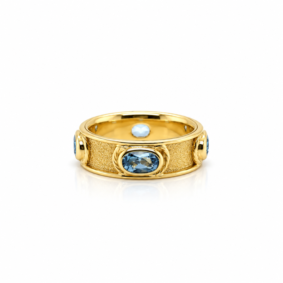 Vintage aquamarine band in 18ct yellow gold - front view