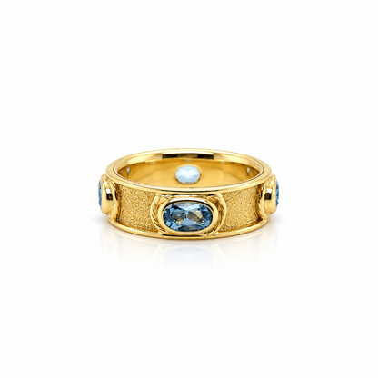 Vintage aquamarine band in 18ct yellow gold - front view