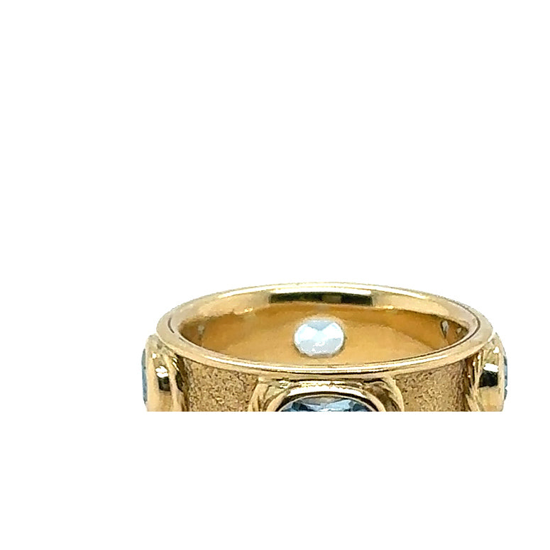 Vintage aquamarine band in 18ct yellow gold - front view