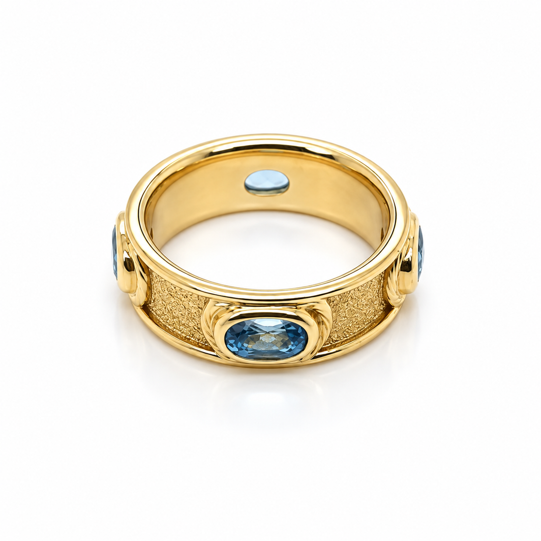 Vintage aquamarine band in 18ct yellow gold - elevated interior view