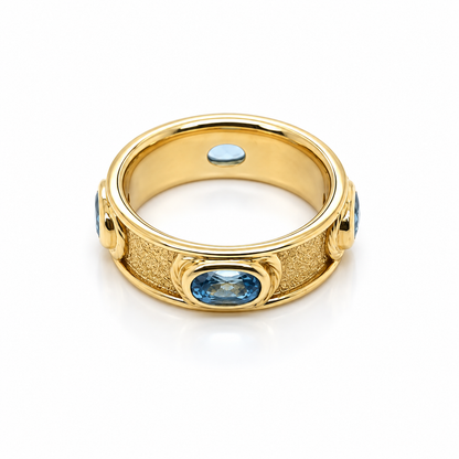 Vintage aquamarine band in 18ct yellow gold - elevated interior view