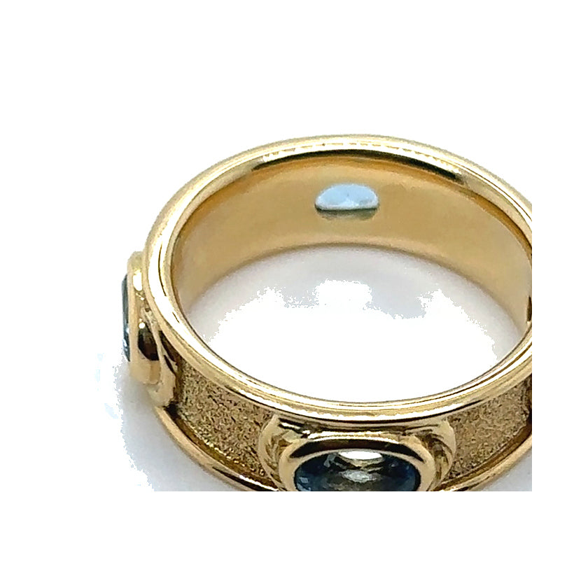 Vintage aquamarine band in 18ct yellow gold - elevated interior view