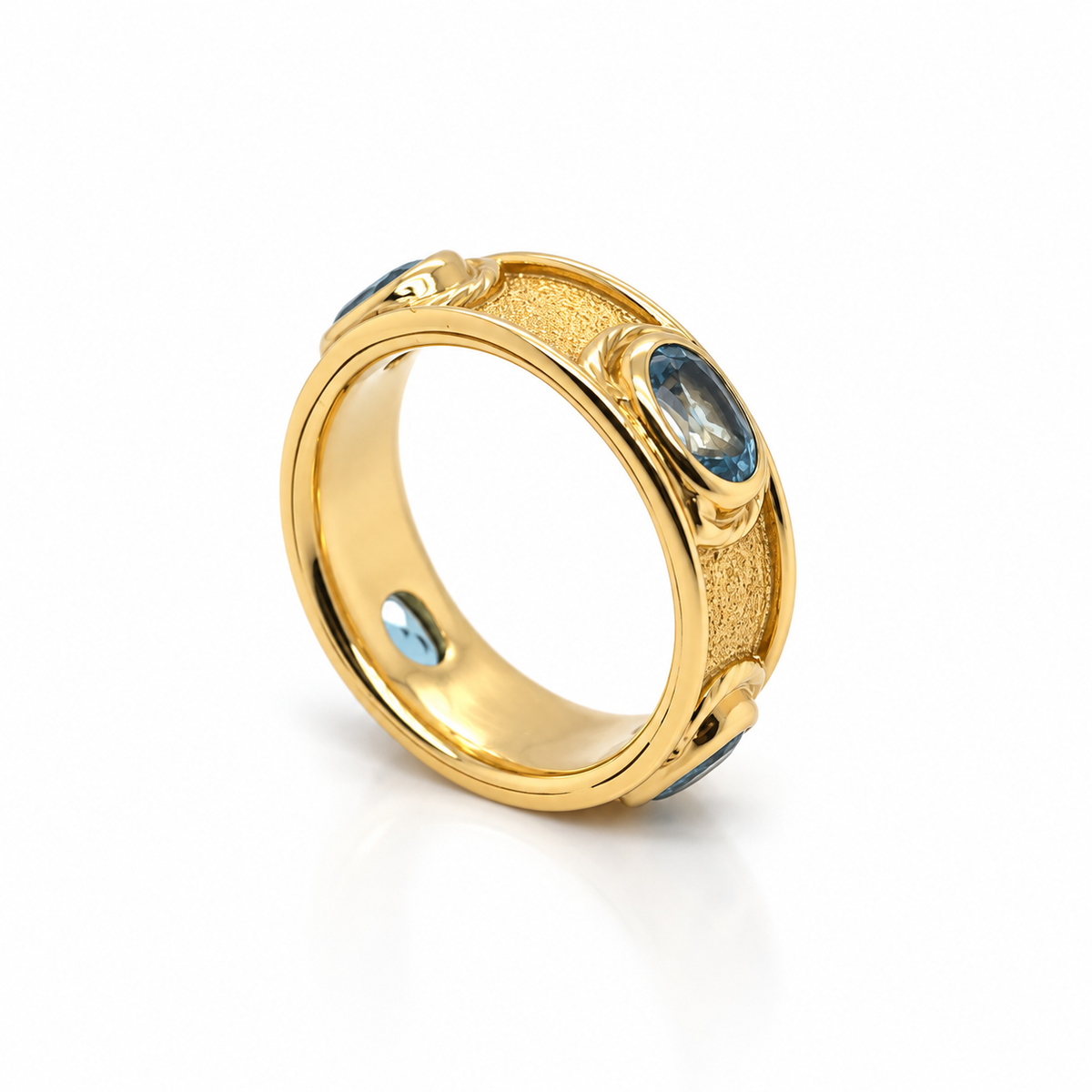 Vintage aquamarine band in 18ct yellow gold - angled profile view