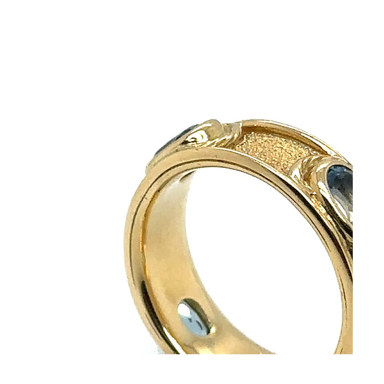 Vintage aquamarine band in 18ct yellow gold - angled profile view