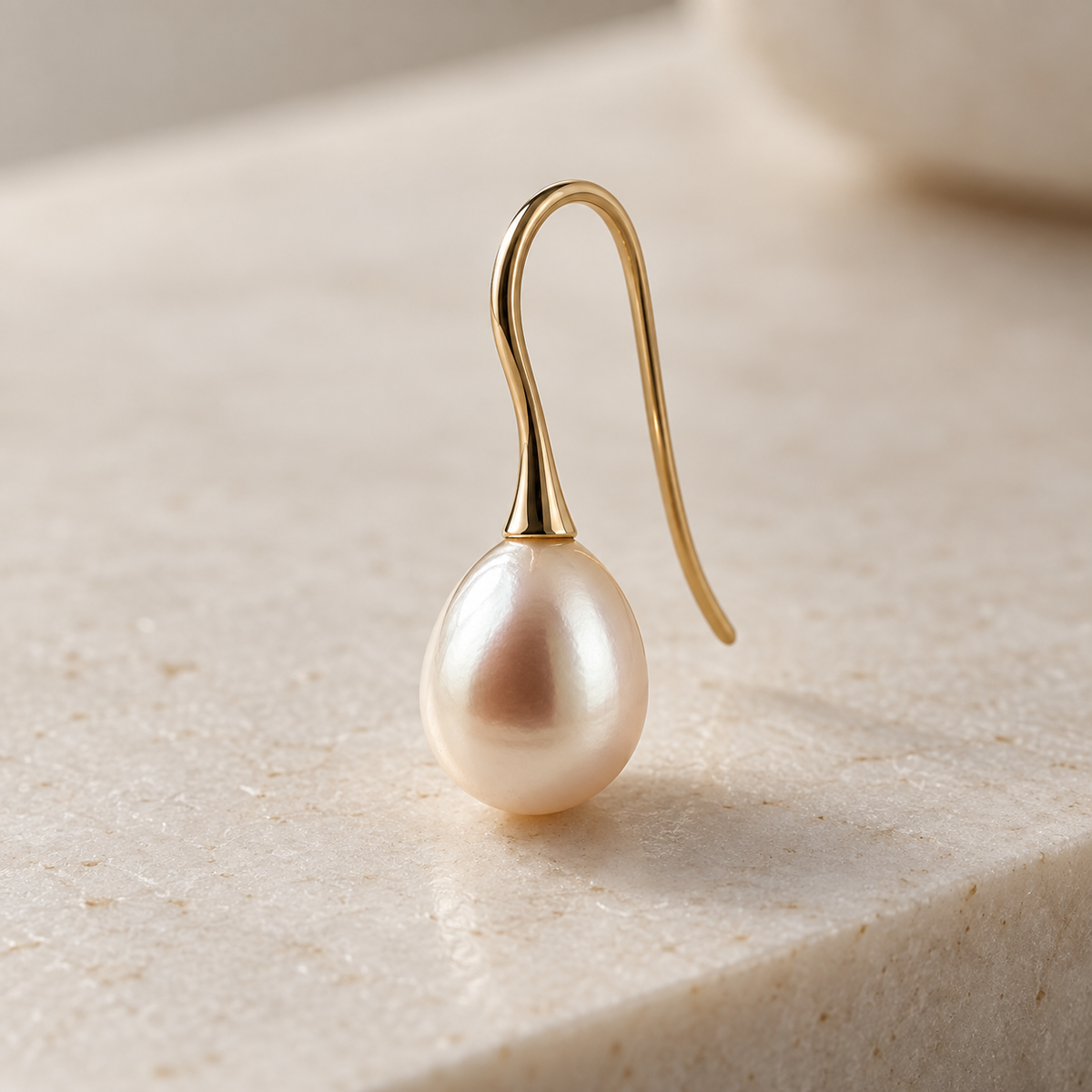 Pearl drop earring in 18ct yellow gold - close-up
