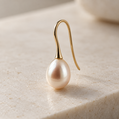 Pearl drop earring in 18ct yellow gold - close-up