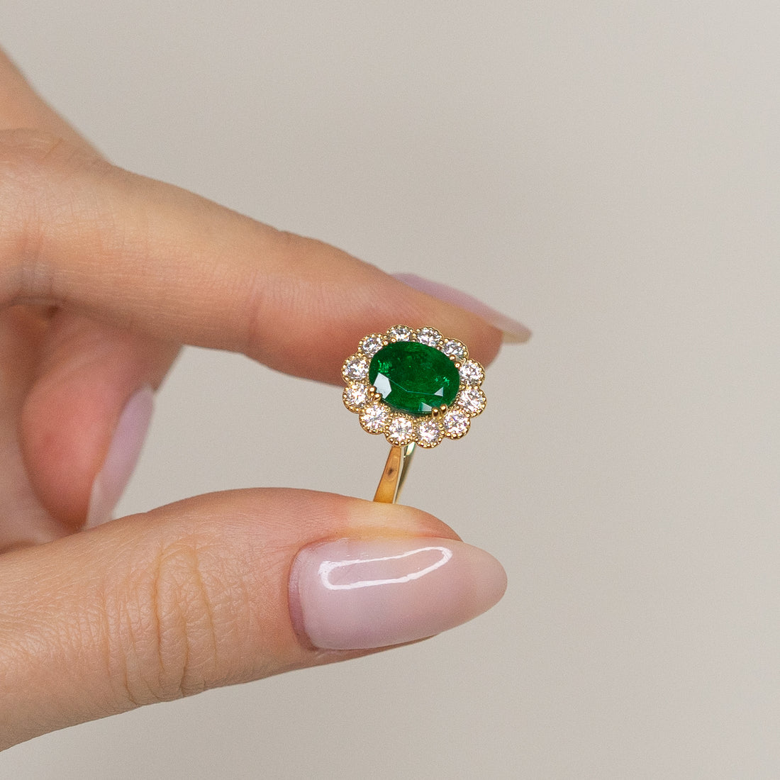 1.50ct Emerald ring with Diamonds in Yellow Gold