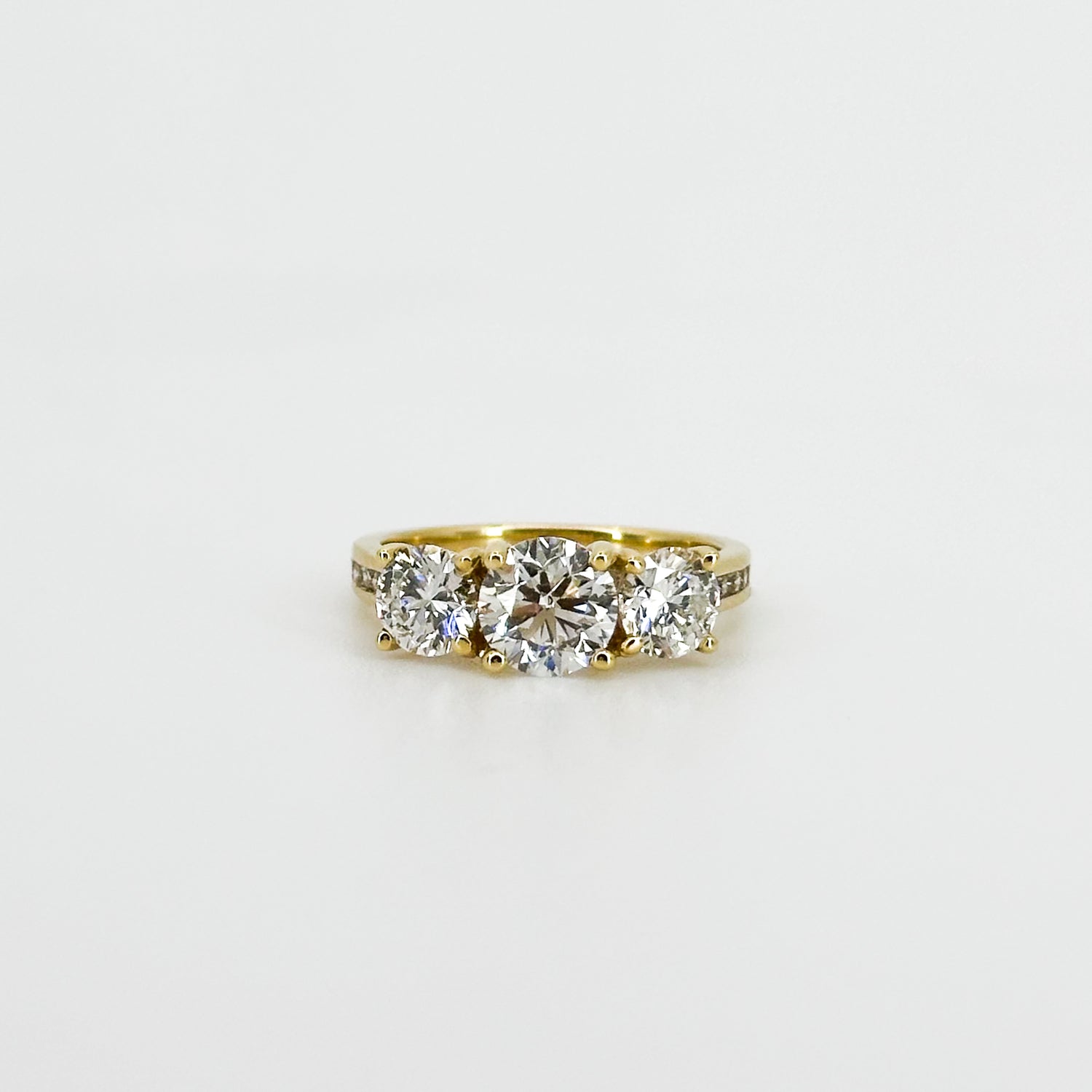 Trilogy Ring with GIA Diamond in 18ct yellow gold