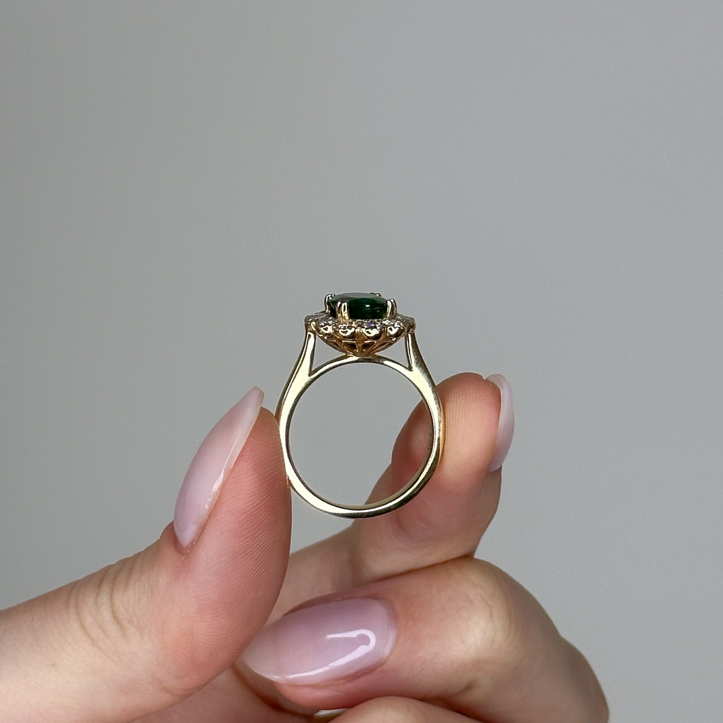 1.50ct Emerald ring with Diamonds in Yellow Gold