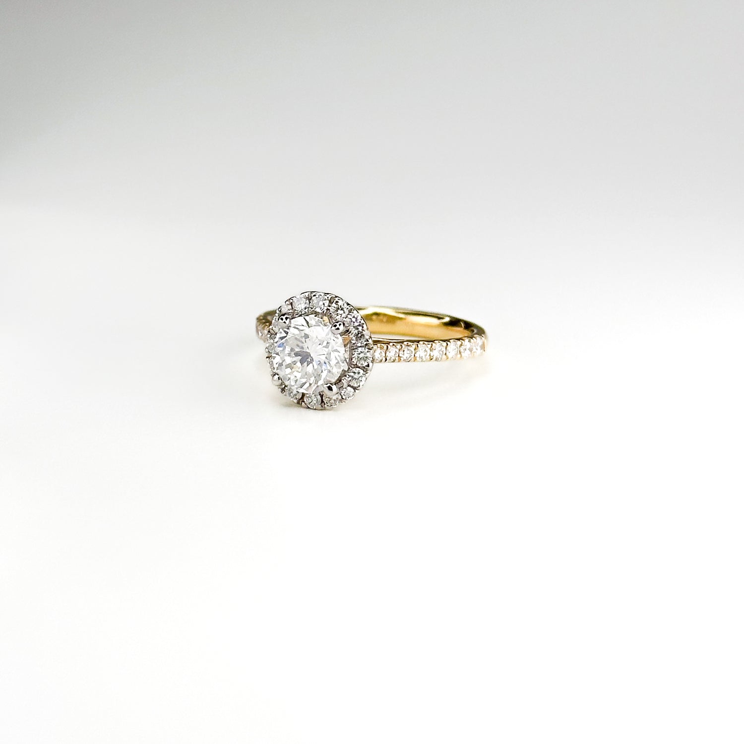 1.02ct  Round Cut Diamond Ring in Yellow Gold