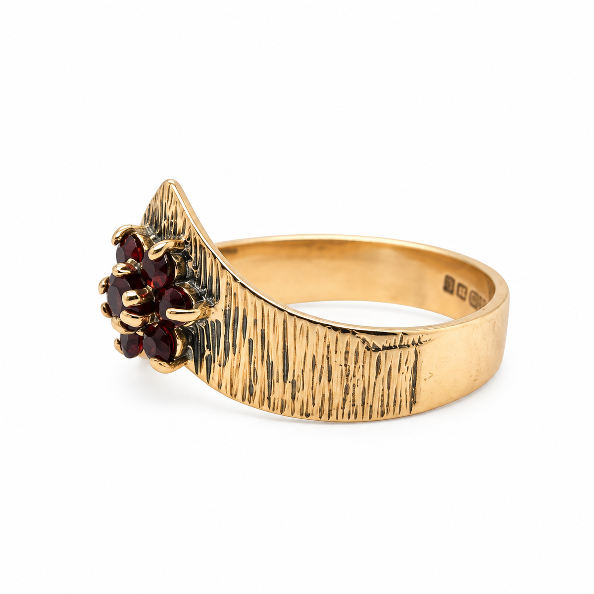 Vintage garnet ring in 9ct yellow gold – angled view