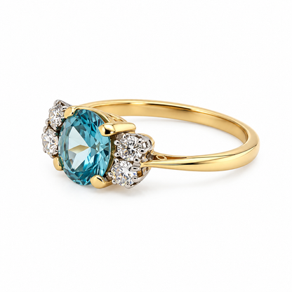 Vintage aquamarine and diamond ring in 18ct yellow gold – angled view